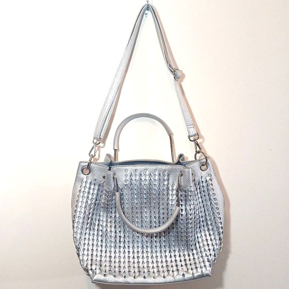 SANDRA ROBERTS SQUARED - METALLIC SILVER WOVEN DESIGN HANDBAG 11Wx11Hx5.5D - Picture 2 of 7